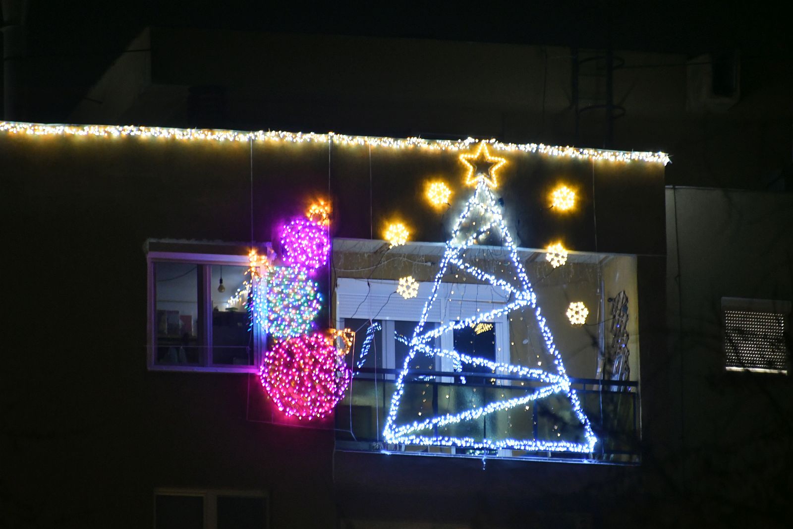 Adventi fények a Széna téri erkélyen